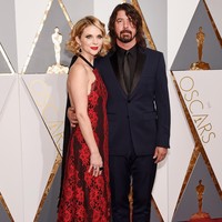 Vokalis Foo Fighters Punya Anak dari Selingkuhan, Kini Bahas Keluarga