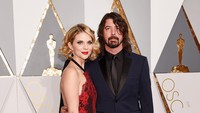Dave Grohl dan Jordyn Blum. Kevork Djansezian/Getty Images/detikFoto.
