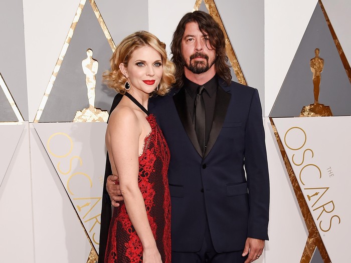 HOLLYWOOD, CA - FEBRUARY 28:  Musician Dave Grohl (R) and Jordyn Blum attend the 88th Annual Academy Awards at Hollywood & Highland Center on February 28, 2016 in Hollywood, California.  (Photo by Kevork Djansezian/Getty Images)