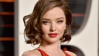 Miranda dengan busana merah menyala. Pascal Le Segretain/Getty Images/detikFoto.