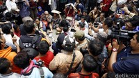 Warga berkumpul di tengah jalan untuk menggelar doa bersama.