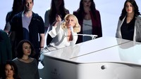Dentingan piano dan vokal menawan membuat suasana menjadi semakin syahdu. Kevin Winter/Getty Images/detikFoto.
