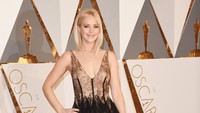 Aktris yang juga akrab disapa J.Law itu tampil dibalut gaun lace hitam. Jason Merritt/Getty Images/detikFoto.