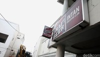 Eskavator bergerak menuju kafe milik Daeng Aziz.