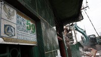 Eskavator menertibkan bangunan di RT 01 RW 05.