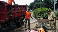 Bungkus kabel yang ditemukan di saluran air itu diangkut menggunakan truk.