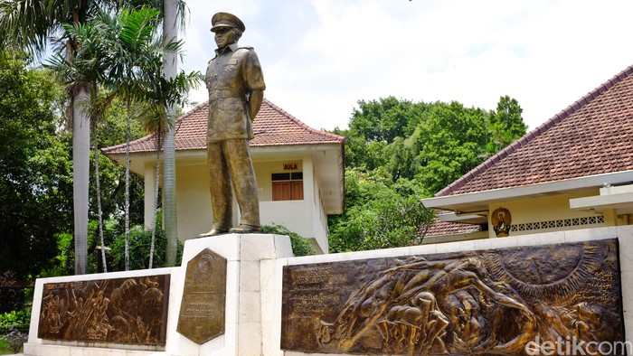 Patung pahlawan revolusi Ahmad Yani berdiri di depan Museum Sasmita Lokal Ahmad Yani di persimpangan Jl Lembang 58 dan Jl Latuharhari 65, Jakarta.