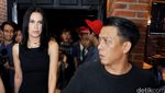 Hot Photo Highlight: Mesranya! Nikita Mirzani Peluk-peluk Samuel Rizal