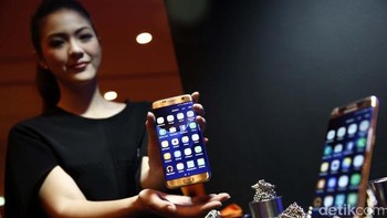  Model menunjukan smarthphone Samsung Galaxy S7 dan S7 edge di Jakarta, Selasa (1/3/2016). Foto: detikINET/Rachman Haryanto