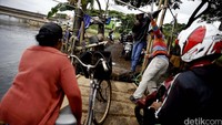 Warga disekitaran kawasan Teluk Gong, Pantai Indak Kapuk dan Pluit masih menggunakan jasa transportasi tradisional Perahu Eretan.
