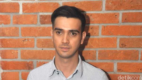 Gaya Cool Fachri Albar Gaya Cool Fachri Albar