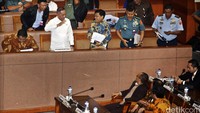 Menhan Ryamizard Ryacudu dan jajarannya menghadiri sidang paripurna pengesahan dua RUU kerjasama bidang pertahanan yang masuk sebagai kumulatif terbuka.