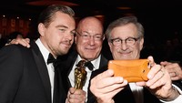 Leo ikut selfie bersama produser Arnon Milchan dan sutradara Steven Spielberg. Kevork Djansezian/Getty Images/detikFoto.
