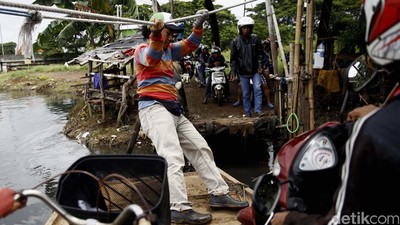 Perahu Eretan Belah Kanal Banjir Barat