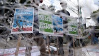 Dalam aksinya, para pendemo membawa spanduk, poster dan jaring nelayan.