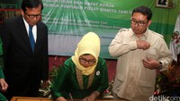 Ketua Umum Wanita Tani Indonesia Onny Jafar Hafsah menandatangani surat pelantikan.