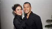 Nikita memeluk Samuel dengan mesra. Pool/Ismail/detikFoto.