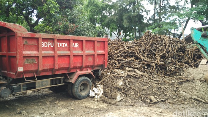 Sampah Bungkus Kabel Sebanyak 12 Truk Setara 60 Kubik