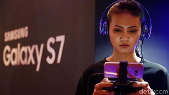 Resolusi Quad HD (2.560 X 1.440 pixel) menjamin kualitas layarnya membuat mata nyaman. Foto: detikINET/Rachman Haryanto