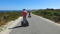 Meski pertama kali diciptakan sebagai alat transportasi para penyandang cacat, segway kini marak digunakan di tempat wisata. Beberapa kota besar di Australia misalnya, punya tur segway untuk wisatawan (Sastri/detikTravel)
