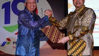 Direktur PT Bank Central Asia Tbk (BCA) Suwignyo Budiman (kiri) berjabat tangan dengan Direktur Utama Pertamina Patra Niaga (PPN) Gandhi Sriwidodo (kanan) usai menandatangani nota kesepahaman atau Memorandum of Understanding (MoU) terkait penggunaan fasilitas Fleet dengan PPN di Jakarta, Selasa (1/3,) bertepatan dengan perayaan HUT yang ke-19 PPN. Pool/dok. BCA.