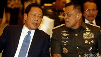 Kepala BIN Sutiyoso (kiri) dan Panglima TNI Jenderal Gatot Nurmantyo (kanan) juga hadir.