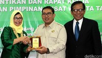 Ketua Umum Wanita Tani Indonesia Onny Jafar Hafsah yang baru dilantik memberikan cendera mata kepada Fadli Zon.