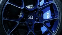 Karena tenaganya yang besar, sistem pengereman tentu harus mendukung. Untuk itu, Bugatti melengkapinya dengan rem depan delapan piston kaliper dan rem belakang enam piston. Denis Balibouse/Reuters/detikFoto.