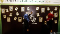 Setiap lembaga tersebut memaparkan tugas dan fungsi masing-masing kepada para pengunjung. Tema yang diusung Pameran Kampung Hukum ini adalah “Keadilan Bukan Basa-Basi!”.