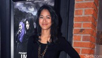 Dalam balutan maxi dress hitam, ia melengkapi penampilannya dengan aksesori kalung. Pool/Ismail/detikFoto.