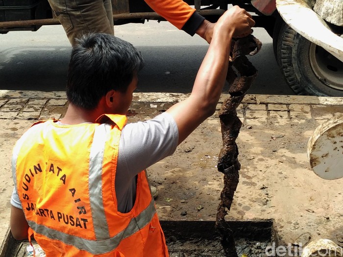 Petugas Masih Incar Sampah Bungkus Kabel di Jl Medan Merdeka Hari Ini