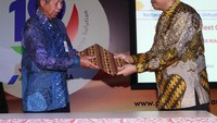 Dengan menggunakan kartu Fleet BCA, pengemudi truk tangki cukup membawa kartu Fleet dan menggunakannya untuk pembelian bahan bakar dalam perjalanan menuju lokasi distribusi. Pool/dok. BCA.