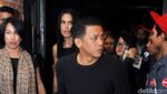Ehm... Sophia Latjuba dan Ariel Gandengan Tangan