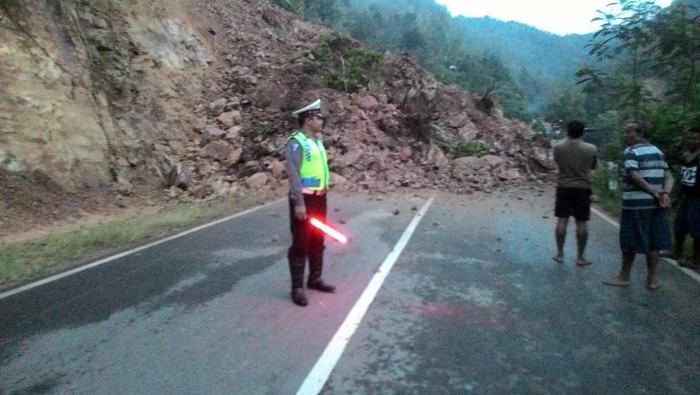 Dinas PU Datangkan Alat Berat untuk Evakuasi Material Longsor di Pacitan