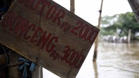 Tarif yang dikenakan untuk warga yang membawa motor sebesar Rp 2000,- sedangkan untuk yang berboncengan dikenakan tarif Rp 3000,-.