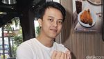 Bisma Karisma Kasual Banget Berkaus Putih