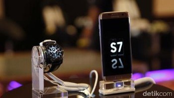 Galaxy S7 bersama smartwatch Gear S2. Foto: detikINET/Rachman Haryanto