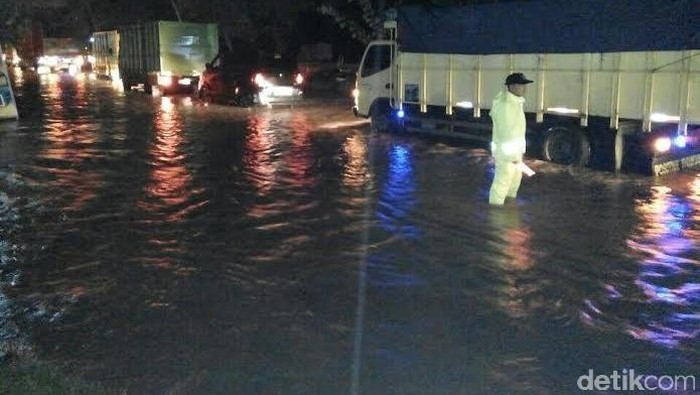 Jalur Pantura Situbondo Lumpuh akibat Banjir