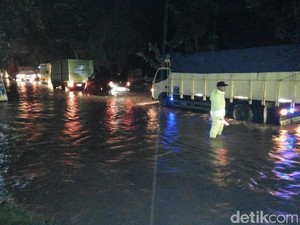 Jalur Pantura Situbondo Lumpuh akibat Banjir