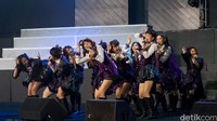 Konser yang berisi 30 lagu pilihan fans itu digelar di Balai Sarbini, Semanggi, Jakarta pada akhir pekan lalu.