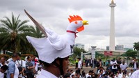 Beberapa peternak memakai topi berbentuk ayam.
