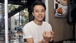 Bisma Karisma Kasual Banget Berkaus Putih