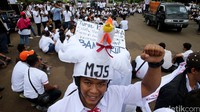 Peternak berorasi meminta kenaikan harga jual ayam hidup di atas Biaya Pokok Produksi (BPP) yakni Rp 18.500/ekor.
