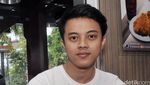 Bisma Karisma Kasual Banget Berkaus Putih