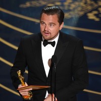 Sudah jarang mandi, pun tidak pakai deodoran. Bagaimana ya aroma tubuh Leonardo Dicaprio? Leo sangat cinta lingkungan. Dia hanya mandi beberapa hari dalam seminggu untuk menghemat air. Leo menganggap bahwa deodoran adalah sesuatu yang tidak natural, ujar salah satu temannya.  Foto: Kevin Winter/Getty Images