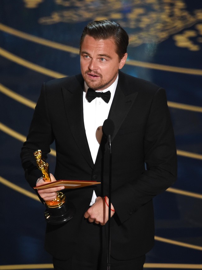 Sudah jarang mandi, pun tidak pakai deodoran. Bagaimana ya aroma tubuh Leonardo Dicaprio? Leo sangat cinta lingkungan. Dia hanya mandi beberapa hari dalam seminggu untuk menghemat air. Leo menganggap bahwa deodoran adalah sesuatu yang tidak natural, ujar salah satu temannya.  Foto: Kevin Winter/Getty Images