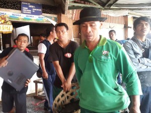 Kalang Kabut Pedagang Selamatkan Barang di Tengah Kebakaran Pasar Badung