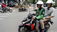 Sandiaga datang dengan menumpang ojek online Go-Jek dan langsung turun diparkiran kantor ojek online tersebut.