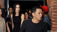 Saat tiba di lokasi acara, keduanya tampak bergandengan tangan. Pool/Ismail/detikFoto.