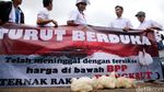 Harga Ayam Anjlok, Peternak Demo